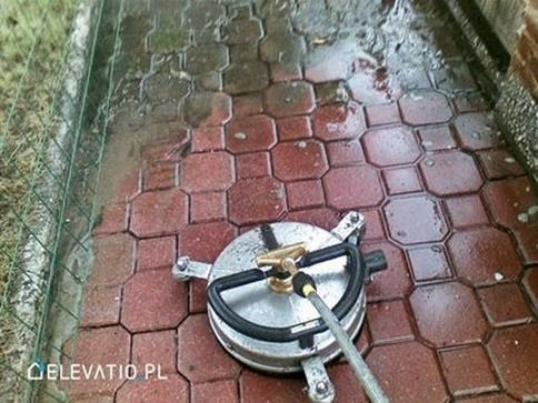 Jak usunąć tłustą plamę z kostki brukowej? Skuteczny sposób bez szorowania