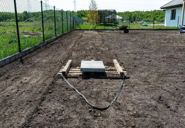 Wyrównanie ziemi pod trawnik